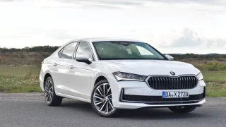 Škoda Superb s nejsilnějším motorem je skvělý sleeper, jenom trochu bez emocí