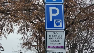 V Praze mohou řidiči dostat pokutu za parkování, i když parkovné zaplatí. Záleží na pocitu úředníka