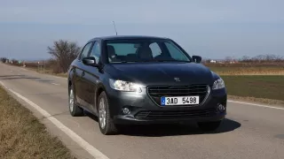 Pohodlí i velký kufr. Ojetý Citroën C-Elysée a Peugeot 301 toho umí mnoho za málo peněz