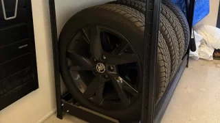 Povinnost zimních pneumatik se blíží. Vyvarujte se častých chyb při skladování letních gum