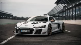 Zájemci o skutečně radikální sporťák pozor. ABT postavilo na značky Audi R8 ze seriálu DTM. Nic extrémnějšího tenhle úpravce dosud nenabízel