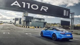 Test Alpine A110 R: Francouzi postavili skvělé auto na okruh. Radikální kupé smí i na silnice