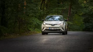 Toyota C-HR Hybrid 3 32