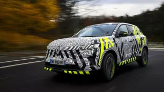 Nové SUV Renault Austral testují pod kamufláží i v Evropě. Technici se zaměřují hlavně na jednu věc