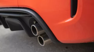 Elektromobily by mohly v budoucnu dostat výfuk. Vyřešil by se tím problém s požárem baterie