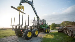 Strom dokáže harvestor naporcovat doslova za pár s