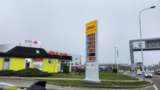 Cena nafty padla pod 30 korun. Zlevňování pohonných hmot pokračuje