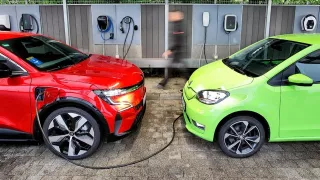 Benzíňáky pořád vedou. Zájem o elektromobilitu ale stále roste