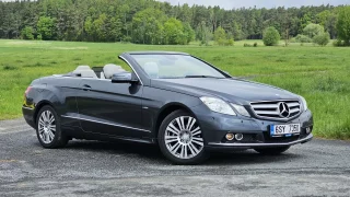 Ojetý Mercedes E je nejspolehlivější kabriolet, který můžete na léto mít. Stojí méně než Dacie