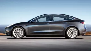 Tesla Model 3 na prvním roadtripu: Spousta dětských bolístek