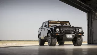 Dvanáctiválcové Lamborghini LM002 se mimo asfalt n