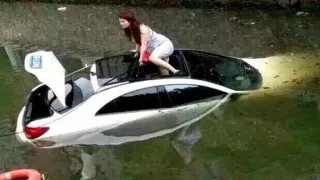Mercedes utopený v kanálu - Obrázek 4