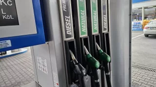 Tohle je 25 míst, kde raději netankovat. Mapa ukazuje čerpací stanice, které dostaly pokuty