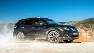 Nissan X-Trail třetí generace je Qashqai prodloužený pro sedm lidí. V posledních letech má problémy