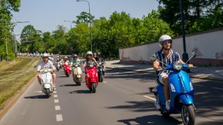 Praha nasála atmosféru Itálie. Centrum vzalo útokem přes 400 ikonických skútrů Vespa