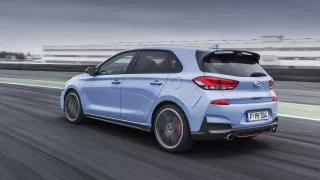 Prohlédněte si ostrý hatchback Hyundai i30 N v poh