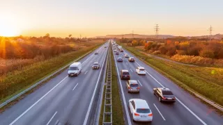 Zákaz aut o víkendech a rychlostní limit na dálnicích. Německý ministr dopravy vystrašil řidiče