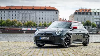 Nový Mini Cooper nabízí dva odlišné světy. Spojuje je ovšem zábavnost i atraktivní design