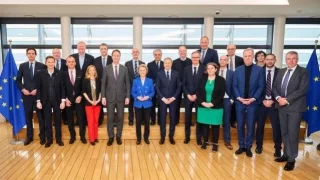 Komentář: Von der Leyenová spadla z višně a chce nás posadit do levných miniautíček