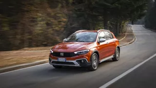 Fiat Tipo je normálním autem za normální peníze. Žádný luxus a zábavné svezení však nečekejte