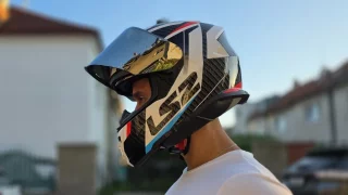 Jen helma nestačí. Ministerstvo dopravy odhalilo často přehlížený přestupek, stát může až 5000 Kč