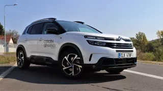 Citroën přijel na český trh s plug-in hybridem C5 Aircross. Na operák se dá pořídit za 9999 Kč