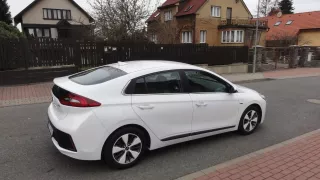 Hyundai Ioniq PHEV - exteriér 1